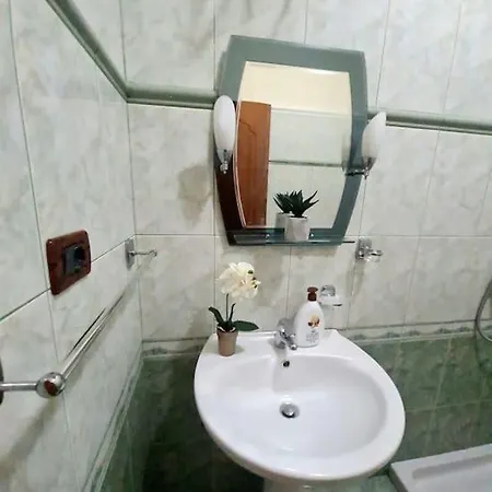 Lovely Apartment, Free Parking And Great Location アパート ジロカストラ